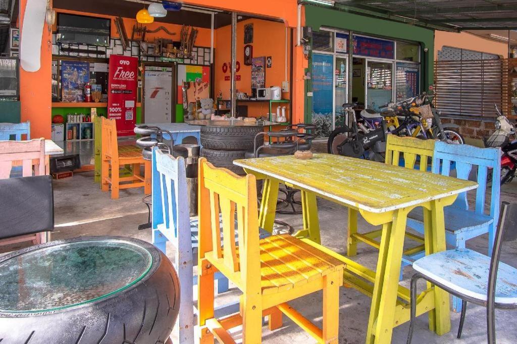 Oyo 586 I Hostel Phuket Exterior foto